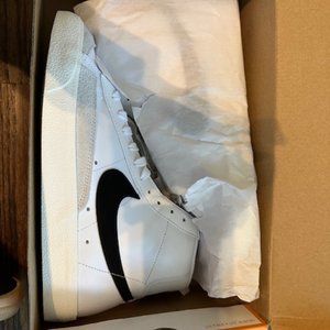 NEW NEW - Nike Blazer Mid 77 - M 8.5 W 10